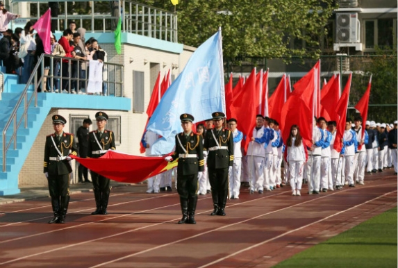 国旗、校旗及红旗方阵入场