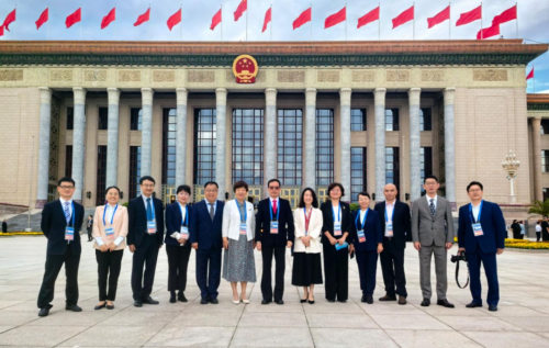 部分非洲研究学者代表在人民大会堂前参会合影